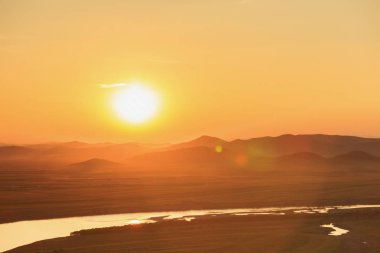 Dağlar ve prairies güneşin altında