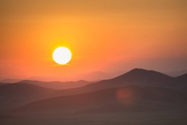 Dağlar ve prairies güneşin altında