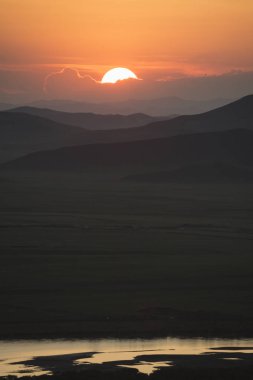 Dağlar ve prairies güneşin altında