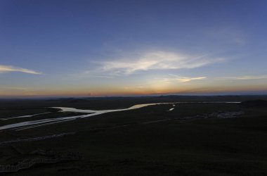 Dağlar ve prairies güneşin altında