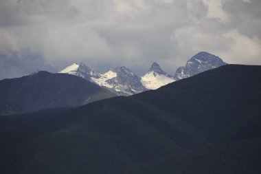 Dağlar ve prairies güneşin altında