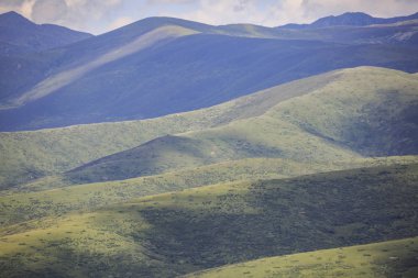 Dağlar ve prairies güneşin altında