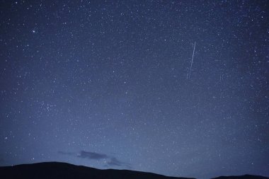 Meteorlar geceleri gökyüzüne çapraz