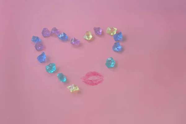 Een hart gevormd door veel kristallen steentjes en een lip print — Stockfoto