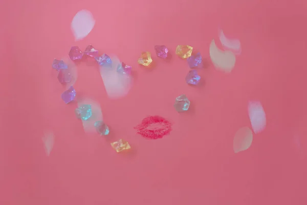 Een hart gevormd door veel kristallen steentjes en een lip print — Stockfoto