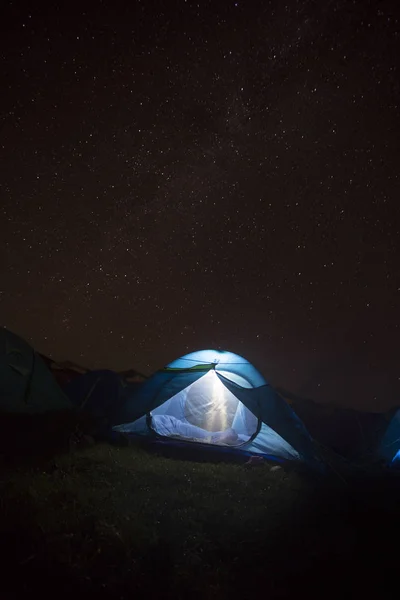 Le ciel nocturne des étoiles et les tentes de camping la nuit — Photo