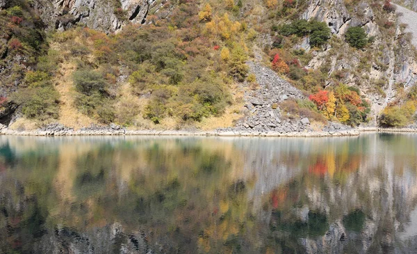 Sichuan china songpinggou herbstliche landschaft — Stockfoto