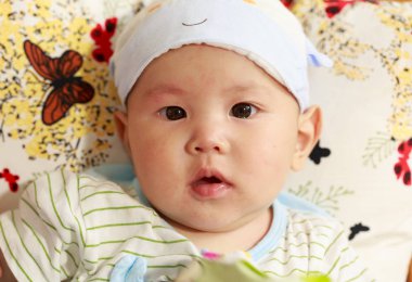 Gülümseyen bir babyboy; baş portre