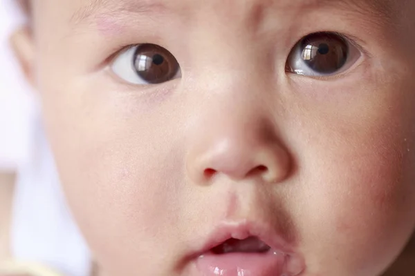 Caractéristiques faciales d'un bébé ; une expression curieuse — Photo