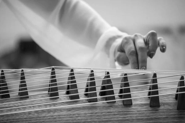 I cinesi interpretano la scena Guqin — Foto Stock