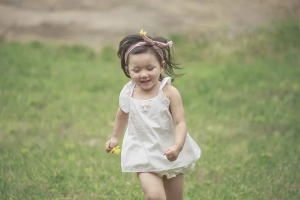 一个小女孩在草地上奔跑 — 图库照片