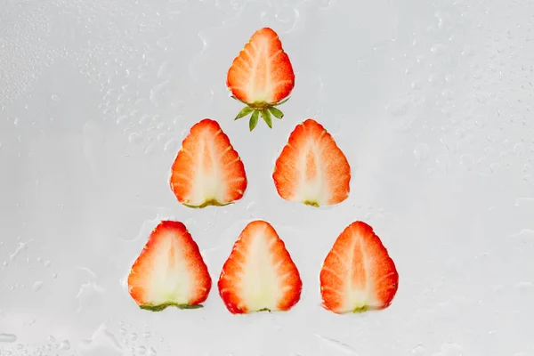 붉은 딸기 흰 배경에 정 슬라이스 — 스톡 사진