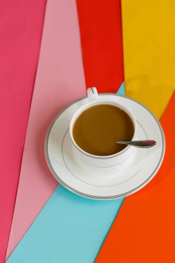 Bir fincan kahve renkli arka planda