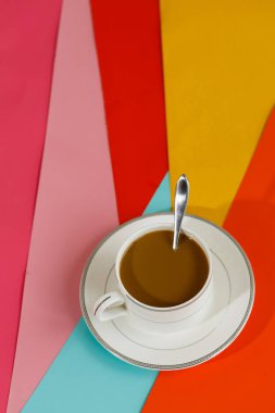 Bir fincan kahve renkli arka planda