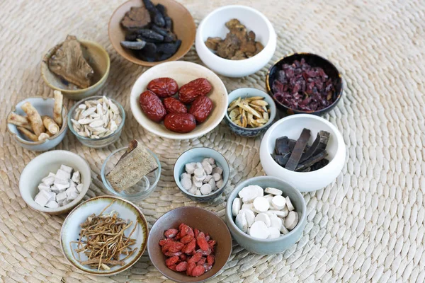 Medicina tradizionale cinese alle erbe — Foto Stock