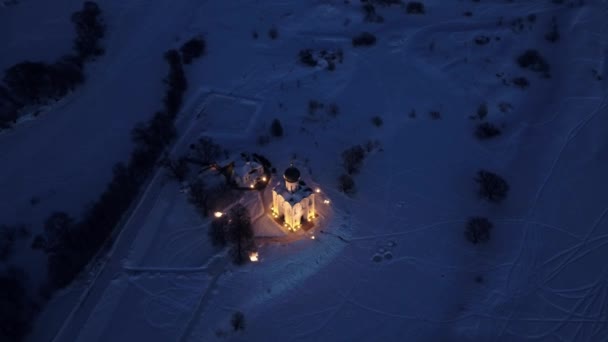 Night aerial view at Church of the Intercession on the Nerl in Bogolyubovo, Vladimir Oblast, Russia, made with drone — Stock Footage Night Aerial View Church Intercession Nerl Bogolyubovo Vladimir Oblast Russia Royalty Free Stock Video