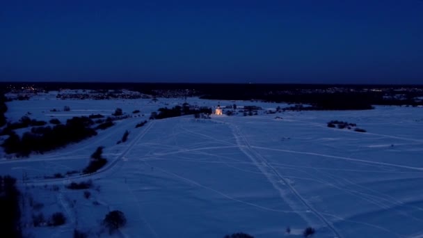 ドローンで作られたロシア ウラジーミル州ボゴリュボヴォ ネルリのとりなしの祈りの教会で夜撮 — ストック動画