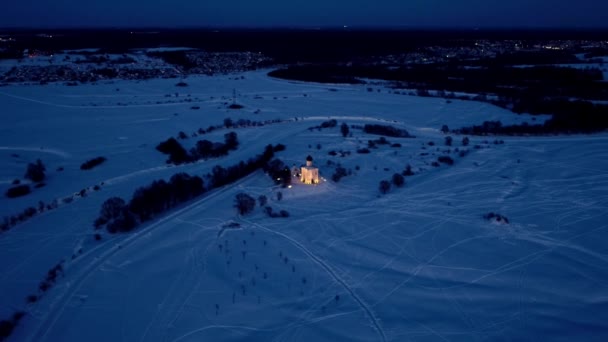 ドローンで作られたロシア ウラジーミル州ボゴリュボヴォ ネルリのとりなしの祈りの教会で夜撮 — ストック動画