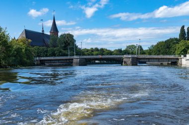 Kaliningrad, çok güzel bir köprü ve Pregel Nehri Kant Katedrali ile bakan
