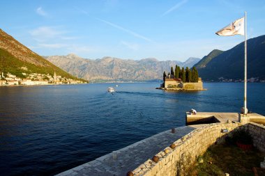 Karadağ, Kotor Koyu'ndaki, Church üzerinde Adası Saint bakire Kotor Körfezi, erken sonbahar günbatımı güzel bir manzara
