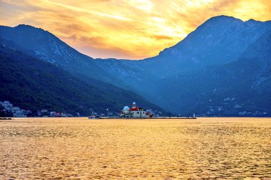 Karadağ, Kotor Koyu'ndaki, kilise kutsal bakire adanın, gün batımı, erken sonbahar