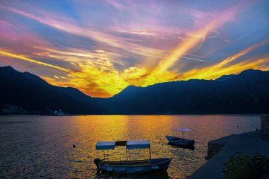 Karadağ, Kotor Koyu'ndaki, dağlarda günbatımı, kilise, erken sonbahar