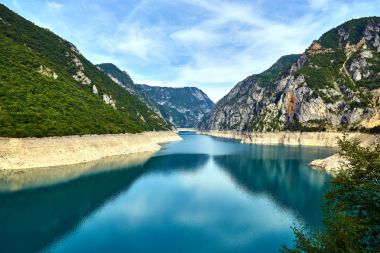 Kuzey Karadağ, güzel bir nehrin Piva, erken sonbahar manzarası