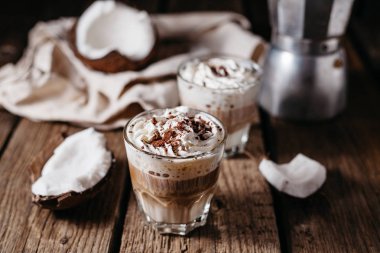 Hindistan cevizi kahve latte