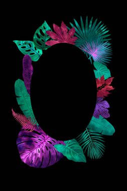 Tropik yapraklar neon suluboya siyah. Eğreltiotu, tesisatçı, yelpaze palmiyesi. Parlak pembe, turkuaz, mavi, mor renkler. Mesaj için çerçeve. Tebrik kartı