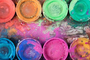 Ve sihirli renkler. Üstten renkli suluboya