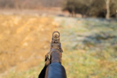 Eski bir askeri silah ile nişan