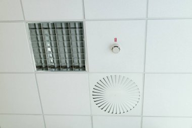 Tavan ışık ve havalandırma ofiste