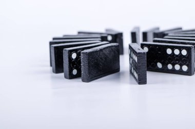 Herkesdaire oluşturacak şekilde konumlandırılmış Domino