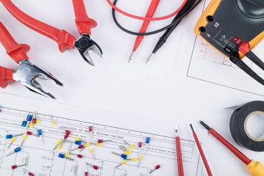 Şemaları ile beyaz arka plan üzerinde Elektrik donatımı