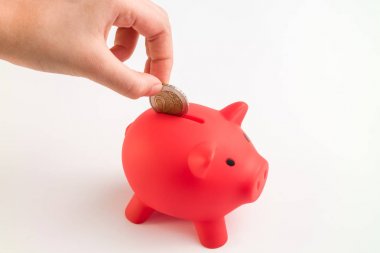 Kırmızı kumbara Euro ile dolu