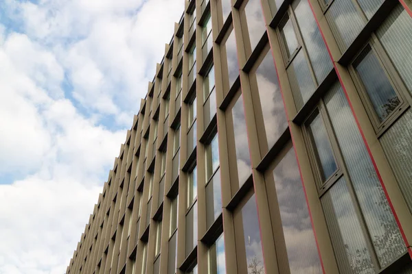 Bir bina üzerinde çapraz görünüm