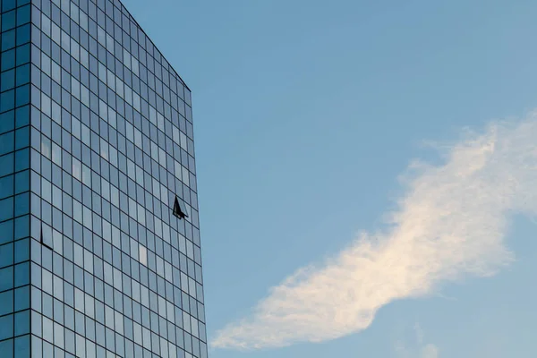 Fenêtre sur un gratte-ciel bleu — Photo