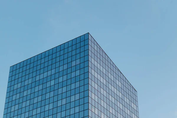 Modrá mrakodrap s modrou oblohou — Stock fotografie