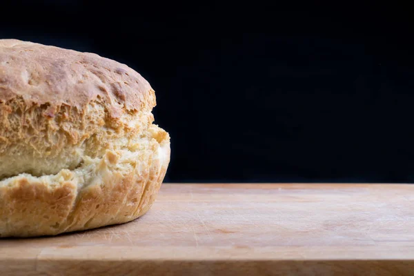 Hembakat bröd på skrivbord — Stockfoto