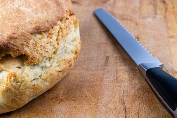 Hembakat bröd på nära håll med kniv — Stockfoto