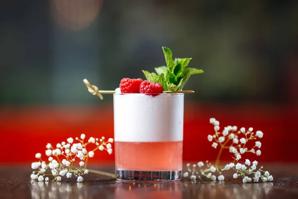 Vue Latérale Sur Cocktail Mousse Rose Sucrée Dans Verre Décoré — Photo