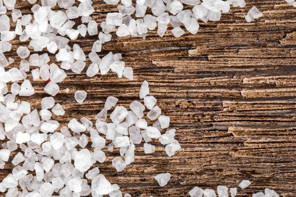 Cristal de mer blanc sel sur le fond en bois sombre — Photo