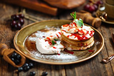 Kahvaltı soslu ve kremalı tatlı krep