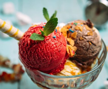 Lezzetli meyveli dondurma bardakta.