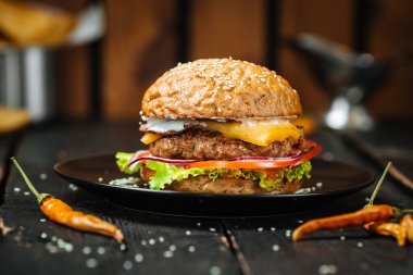 Koyu ahşap arka planda lezzetli bir çizburger.