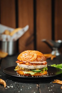 Pirzola ve lezzetli katmanlı lezzetli bir hamburger.