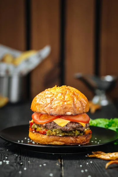 Hamburguesa jalapeños queso sobre un fondo de madera oscura — Foto de Stock