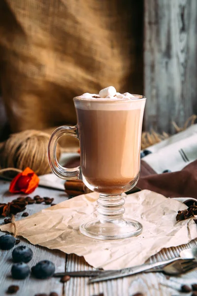 Memesan kopi latte manis dengan marshmallow — Stok Foto