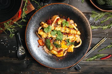 İştah açıcı gurme deniz ürünleri salatasının en üst görüntüsü