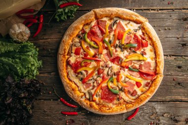 İtalyan kapriciosa pizzasının iştah açıcı görüntüsü